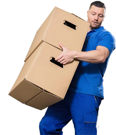 Een man in een blauw uniform houdt twee grote kartonnen dozen vast en toont inspanning en concentratie. De zwarte achtergrond benadrukt zijn taak.